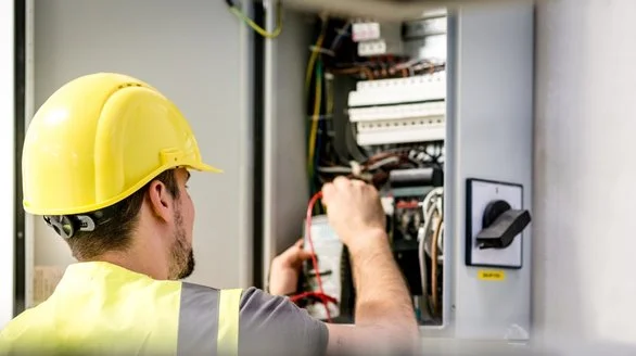 technicien électricien industriel